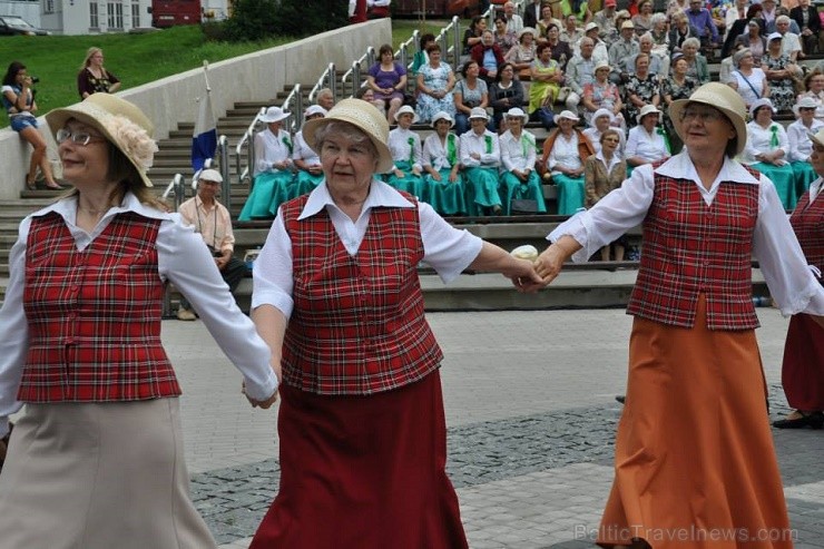 Rēzeknē 13.jūlijā bija pulcējušies 17 senioru deju kolektīvi no Latgales, Vidzemes un Kurzemes, kuri izdejoja savas dvēseles stīgas Latgales senioru d Rēzeknē 13.jūlijā bija pulcējušies 17 senioru deju kolektīvi no Latgales, Vidzemes un Kurzemes, kuri izdejoja savas dvēseles stīgas Latgales senioru d 128204