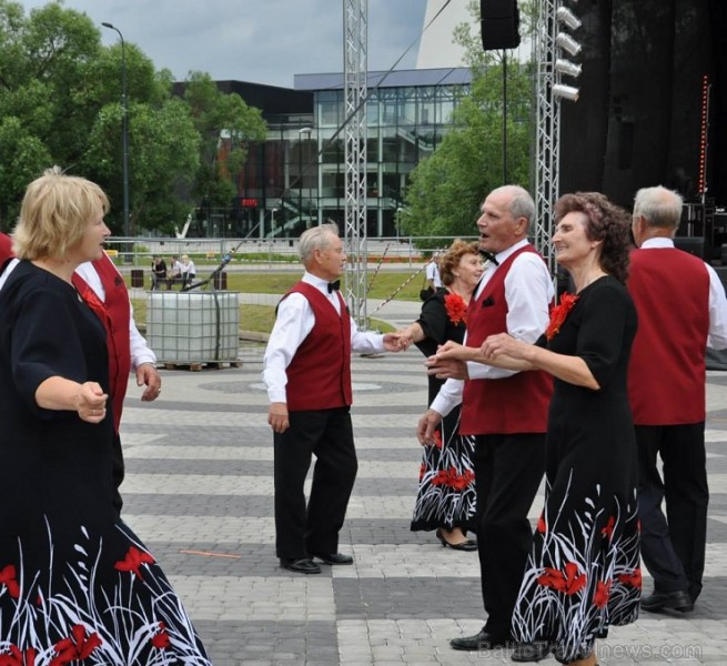 Rēzeknē 13.jūlijā bija pulcējušies 17 senioru deju kolektīvi no Latgales, Vidzemes un Kurzemes, kuri izdejoja savas dvēseles stīgas Latgales senioru d Rēzeknē 13.jūlijā bija pulcējušies 17 senioru deju kolektīvi no Latgales, Vidzemes un Kurzemes, kuri izdejoja savas dvēseles stīgas Latgales senioru d 128215
