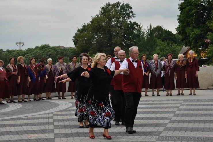 Rēzeknē 13.jūlijā bija pulcējušies 17 senioru deju kolektīvi no Latgales, Vidzemes un Kurzemes, kuri izdejoja savas dvēseles stīgas Latgales senioru d Rēzeknē 13.jūlijā bija pulcējušies 17 senioru deju kolektīvi no Latgales, Vidzemes un Kurzemes, kuri izdejoja savas dvēseles stīgas Latgales senioru d 128216