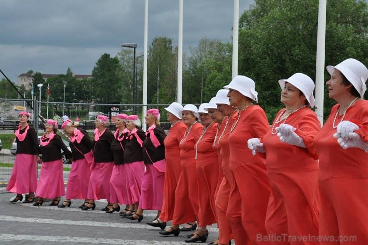 Rēzeknē 13.jūlijā bija pulcējušies 17 senioru deju kolektīvi no Latgales, Vidzemes un Kurzemes, kuri izdejoja savas dvēseles stīgas Latgales senioru d Rēzeknē 13.jūlijā bija pulcējušies 17 senioru deju kolektīvi no Latgales, Vidzemes un Kurzemes, kuri izdejoja savas dvēseles stīgas Latgales senioru d 128217