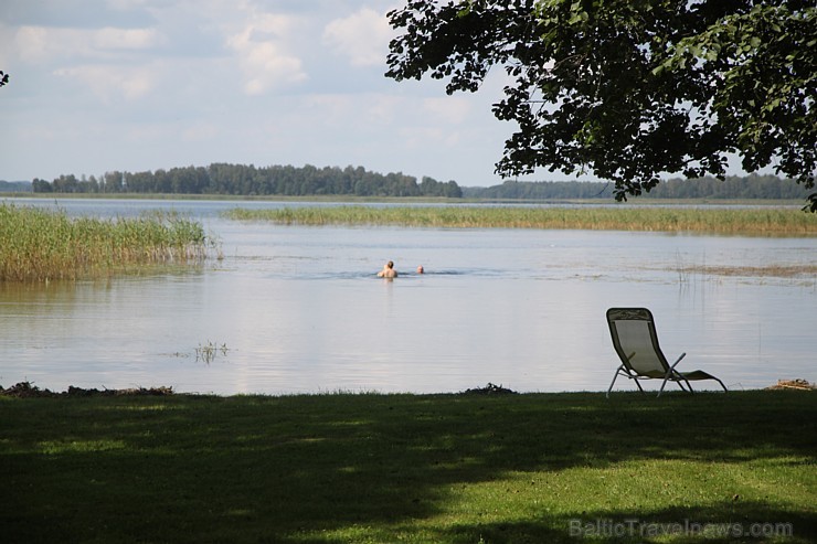 Latvijas devītā lielākā Sivera ezera priekšrocības ir smilšainas un lēzenas pludmales, kā arī dzidrs ūdens Latvijas devītā lielākā Sivera ezera priekšrocības ir smilšainas un lēzenas pludmales, kā arī dzidrs ūdens 128502