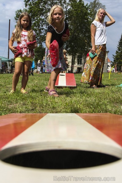 19. jūlijā Neretas novada svētku laikā, ģimenes varēja piedalīties Ģimeņu sporta festivālā, kur katra - gan liela, gan maza sportot griboša ģimene iz 19. jūlijā Neretas novada svētku laikā, ģimenes varēja piedalīties Ģimeņu sporta festivālā, kur katra - gan liela, gan maza sportot griboša ģimene iz 128594