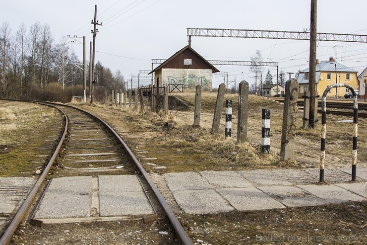 Stacijas teritorijā no dzelzceļa līnijas Rīga—Jelgava atzarojas dzelzceļa posms uz Olaines ZR daļā izvietotajiem uzņēmumiem un nelegālo imigrantu nome Stacijas teritorijā no dzelzceļa līnijas Rīga—Jelgava atzarojas dzelzceļa posms uz Olaines ZR daļā izvietotajiem uzņēmumiem un nelegālo imigrantu nome 128765