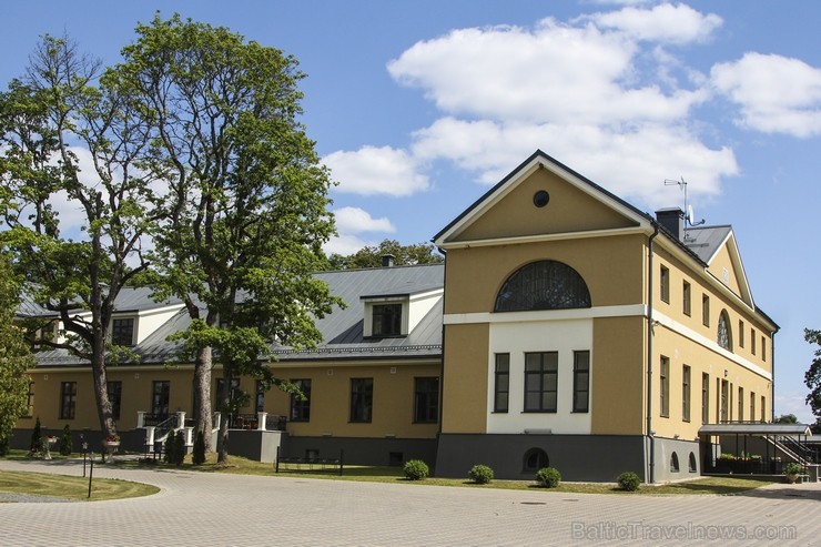 Skrundas muiža ir raksturīgs arhitektūras klasicisma stila modelis – simetrisks, proporcionāls, harmonisks un vienkāršs Skrundas muiža ir raksturīgs arhitektūras klasicisma stila modelis – simetrisks, proporcionāls, harmonisks un vienkāršs 129143