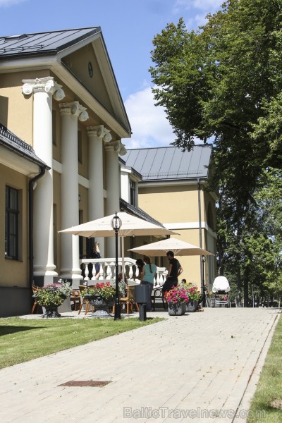 Ēkai raksturīgas fasādes portika kolonnas, lieli un stāvi sešrūtšu logi pamat stāvā un mazi četrrūšu kvadrātlodziņi augšas stāvos. Ēkai raksturīgas fasādes portika kolonnas, lieli un stāvi sešrūtšu logi pamat stāvā un mazi četrrūšu kvadrātlodziņi augšas stāvos. 129146