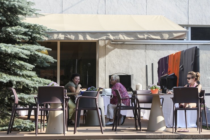 Grila ēdieni, salātu bārs un dažādi deserti izbaudāmi kopš 24. jūlija viesnīcas «SemaraH Hotel Lielupe» vasaras grila terasē Grila ēdieni, salātu bārs un dažādi deserti izbaudāmi kopš 24. jūlija viesnīcas «SemaraH Hotel Lielupe» vasaras grila terasē 129162