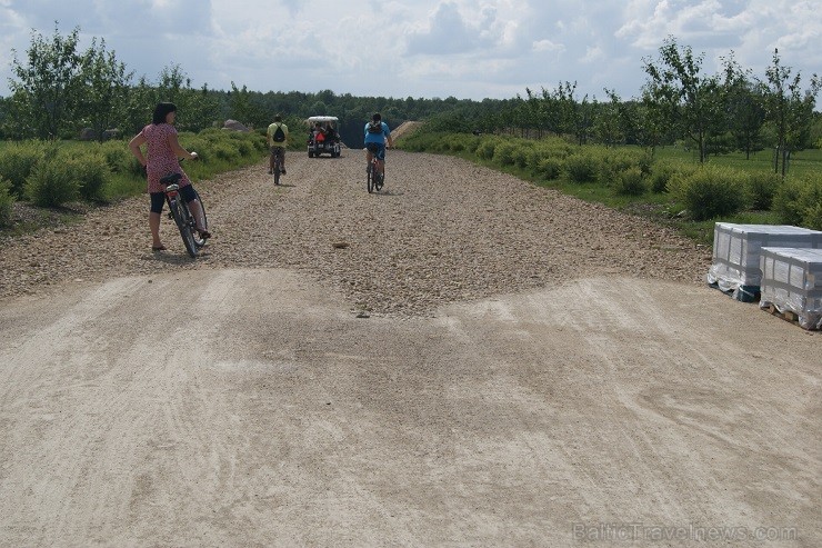 Uz salas Daugavā, Koknesē, top Likteņdārzs. Tā ir vieta, kur satiekas pagātne, tagadne un nākotne. Gan cilvēka, gan valsts. Satiekas, lai dotu mierinā Uz salas Daugavā, Koknesē, top Likteņdārzs. Tā ir vieta, kur satiekas pagātne, tagadne un nākotne. Gan cilvēka, gan valsts. Satiekas, lai dotu mierinā 129346