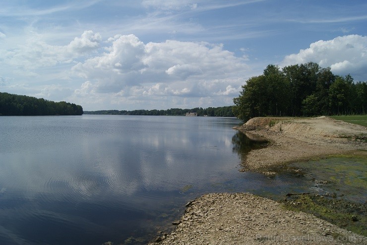 Uz salas Daugavā, Koknesē, top Likteņdārzs. Tā ir vieta, kur satiekas pagātne, tagadne un nākotne. Gan cilvēka, gan valsts. Satiekas, lai dotu mierinā Uz salas Daugavā, Koknesē, top Likteņdārzs. Tā ir vieta, kur satiekas pagātne, tagadne un nākotne. Gan cilvēka, gan valsts. Satiekas, lai dotu mierinā 129351