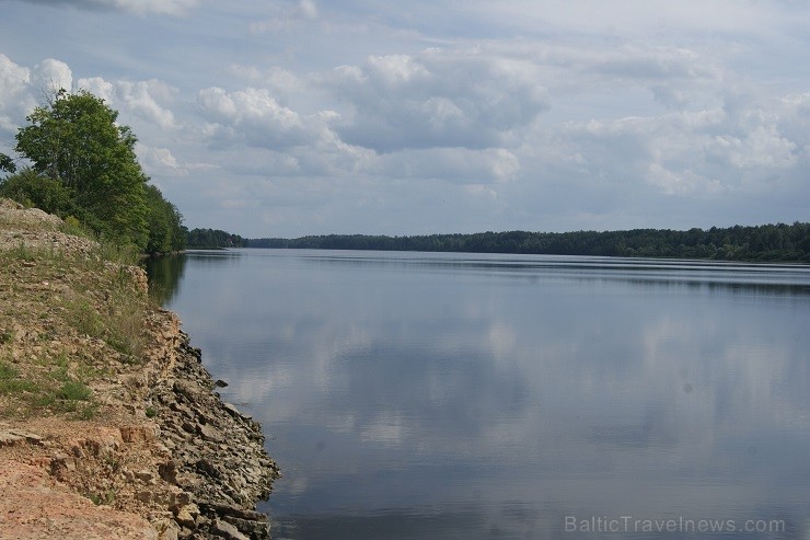 Uz salas Daugavā, Koknesē, top Likteņdārzs. Tā ir vieta, kur satiekas pagātne, tagadne un nākotne. Gan cilvēka, gan valsts. Satiekas, lai dotu mierinā Uz salas Daugavā, Koknesē, top Likteņdārzs. Tā ir vieta, kur satiekas pagātne, tagadne un nākotne. Gan cilvēka, gan valsts. Satiekas, lai dotu mierinā 129352