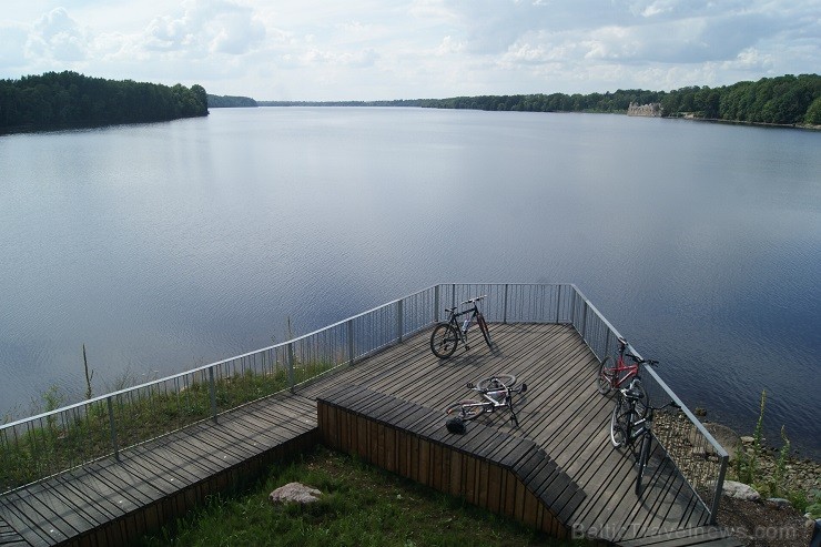 Uz salas Daugavā, Koknesē, top Likteņdārzs. Tā ir vieta, kur satiekas pagātne, tagadne un nākotne. Gan cilvēka, gan valsts. Satiekas, lai dotu mierinā Uz salas Daugavā, Koknesē, top Likteņdārzs. Tā ir vieta, kur satiekas pagātne, tagadne un nākotne. Gan cilvēka, gan valsts. Satiekas, lai dotu mierinā 129359