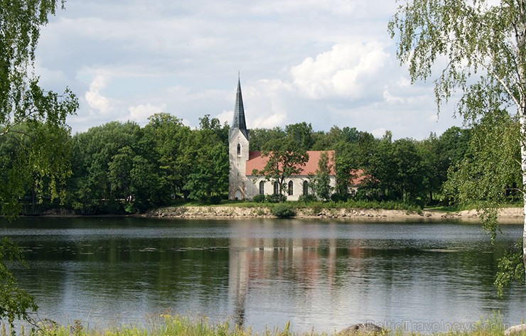 Uz salas Daugavā, Koknesē, top Likteņdārzs. Tā ir vieta, kur satiekas pagātne, tagadne un nākotne. Gan cilvēka, gan valsts. Satiekas, lai dotu mierinā Uz salas Daugavā, Koknesē, top Likteņdārzs. Tā ir vieta, kur satiekas pagātne, tagadne un nākotne. Gan cilvēka, gan valsts. Satiekas, lai dotu mierinā 129360