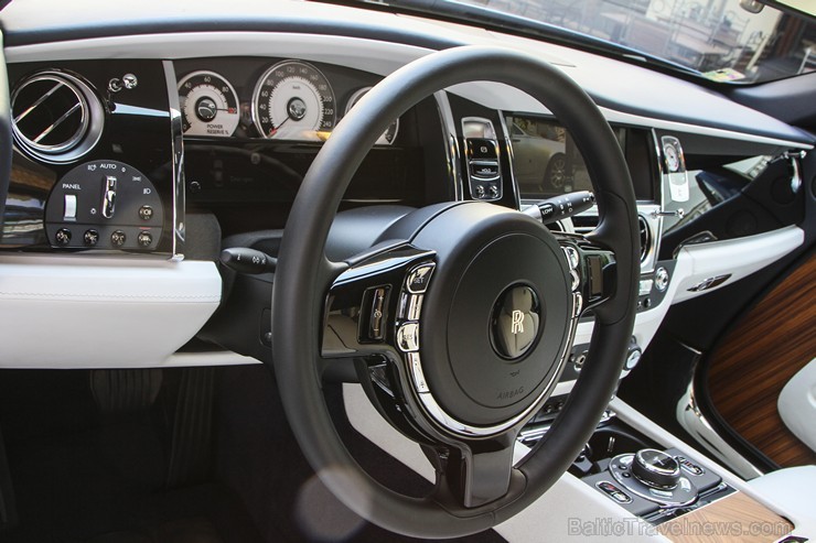 «Rolls Royce Wraith» salons... pēc koncepcijas tas ir pirmais «Rolls Royce» zīmola auto, kur ir paredzēts, ka to vada pats saimnieks, bet atsevišķs šo «Rolls Royce Wraith» salons... pēc koncepcijas tas ir pirmais «Rolls Royce» zīmola auto, kur ir paredzēts, ka to vada pats saimnieks, bet atsevišķs šo 129506