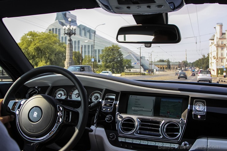 Ceļojums ar «Rolls Royce Wraith» uz Kuldīgu... 12 cilindru motors ar aizmugures piedziņu slidina 2,4 tonnas smago automašīnu bez īpašas piepūles Ceļojums ar «Rolls Royce Wraith» uz Kuldīgu... 12 cilindru motors ar aizmugures piedziņu slidina 2,4 tonnas smago automašīnu bez īpašas piepūles 129508