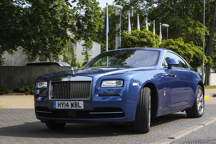 Ceļojums ar «Rolls Royce Wraith» uz Kuldīgu... automašīnas cena ir vismaz 300 000 eiro, lai gan bāzes modeļa cena ir pie 280 000 eiro Ceļojums ar «Rolls Royce Wraith» uz Kuldīgu... automašīnas cena ir vismaz 300 000 eiro, lai gan bāzes modeļa cena ir pie 280 000 eiro 129512