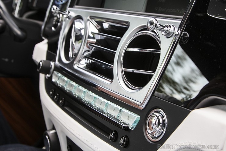 Ceļojums ar «Rolls Royce Wraith» uz Kuldīgu... vārds «wraith» no angļu valodas nozīmē spoks un varbūt tāpēc ar šo modeli ir jāapceļo senās pilis un mu Ceļojums ar «Rolls Royce Wraith» uz Kuldīgu... vārds «wraith» no angļu valodas nozīmē spoks un varbūt tāpēc ar šo modeli ir jāapceļo senās pilis un mu 129540