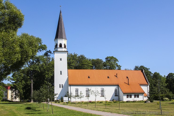 Dievnams rakstos pirmoreiz minēts 1483.gadā, draudzes aizbildņi bijuši kņazu Kropotkinu ģimene. Laikā no 1965.-1990.gadam Siguldas baznīca bija vienīg Dievnams rakstos pirmoreiz minēts 1483.gadā, draudzes aizbildņi bijuši kņazu Kropotkinu ģimene. Laikā no 1965.-1990.gadam Siguldas baznīca bija vienīg 129589
