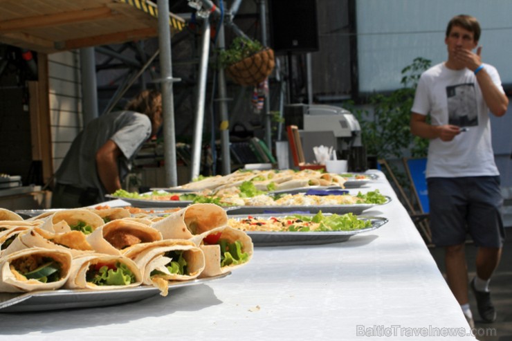 Festivāla gaitā būs iespēja izzināt Izraēlas kulināriju un degustēt šefpavāra gatavotus tradicionālos ēdienus. Festivāla gaitā būs iespēja izzināt Izraēlas kulināriju un degustēt šefpavāra gatavotus tradicionālos ēdienus. 129605