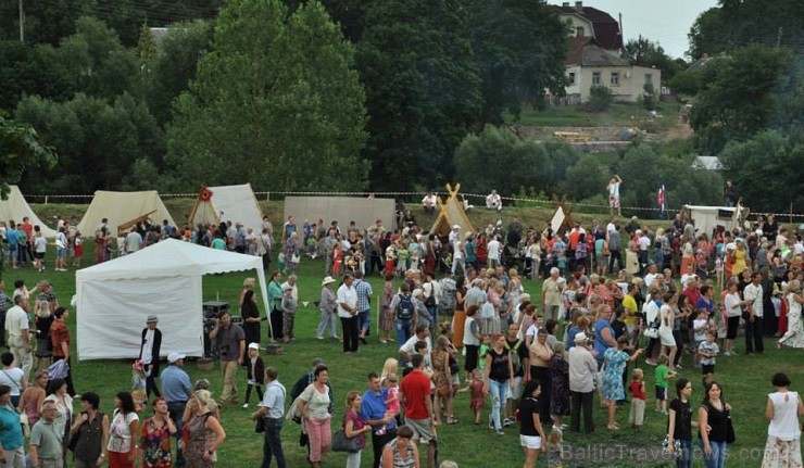 01.08.2014 vēstures rekonstrukciju klubi cīnījās par princeses Rozes atbrīvošanu un vakara noslēgumā koklētājs un princese Roze atkal satikās!Cīņas no 01.08.2014 vēstures rekonstrukciju klubi cīnījās par princeses Rozes atbrīvošanu un vakara noslēgumā koklētājs un princese Roze atkal satikās!Cīņas no 129985