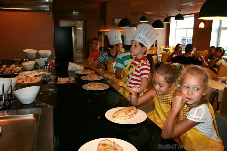 03.08.2014 viesnīcas Mercure Riga Centre Hotel restorānā The Traveller norisinājās otrā kulinārijas meistarklase bērniem- 03.08.2014 viesnīcas Mercure Riga Centre Hotel restorānā The Traveller norisinājās otrā kulinārijas meistarklase bērniem-