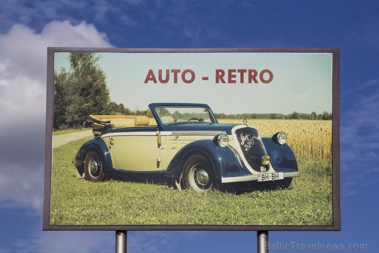 Pilsrundālē netālu no Rundāles pils var apmeklēt Retro auto kolekciju, kur apskatāmi 1939. g. automobiļi un dažādu laiku motocikli Pilsrundālē netālu no Rundāles pils var apmeklēt Retro auto kolekciju, kur apskatāmi 1939. g. automobiļi un dažādu laiku motocikli 130307