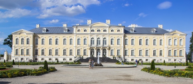 10 ha lielais baroka stila franču dārzs ir ievērojamākais vēsturiskais dārzs Baltijā. Dārzs tika ierīkots paralēli pils būvniecībai no 1736. līdz 1740 10 ha lielais baroka stila franču dārzs ir ievērojamākais vēsturiskais dārzs Baltijā. Dārzs tika ierīkots paralēli pils būvniecībai no 1736. līdz 1740 130479