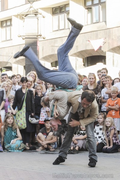Rīgā aizvadīts vērienīgākais starptautiskais ielu mākslas un pasaules mūzikas festivāls «Re Re Rīga» Rīgā aizvadīts vērienīgākais starptautiskais ielu mākslas un pasaules mūzikas festivāls «Re Re Rīga» 130508