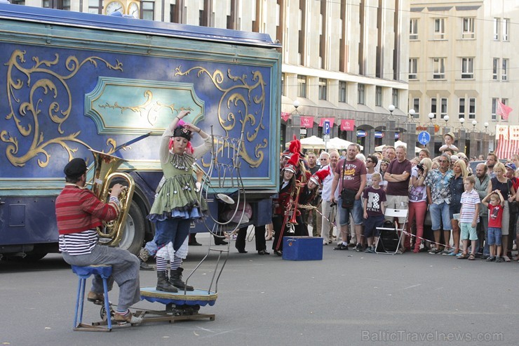 Rīgā aizvadīts vērienīgākais starptautiskais ielu mākslas un pasaules mūzikas festivāls «Re Re Rīga» Rīgā aizvadīts vērienīgākais starptautiskais ielu mākslas un pasaules mūzikas festivāls «Re Re Rīga» 130536
