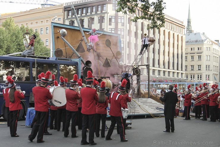 Rīgā aizvadīts vērienīgākais starptautiskais ielu mākslas un pasaules mūzikas festivāls «Re Re Rīga» Rīgā aizvadīts vērienīgākais starptautiskais ielu mākslas un pasaules mūzikas festivāls «Re Re Rīga» 130544
