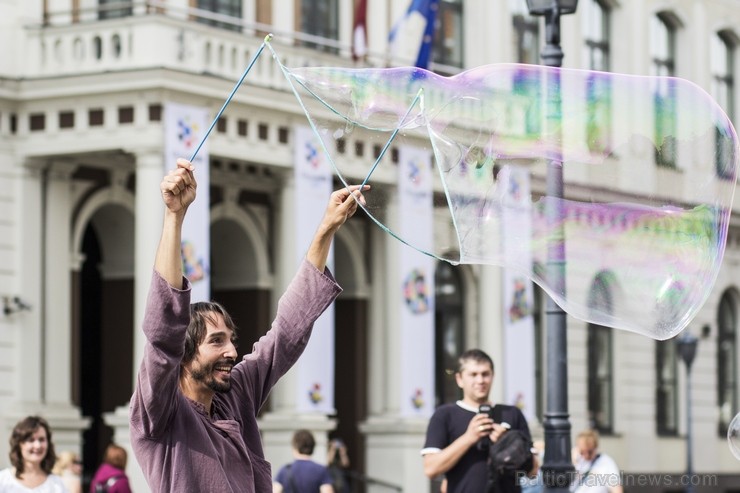 Pasaules apceļotājs Demians Zens no Argentīnas uz dažām dienām ieradies arī Rīgā, kur paspējis demonstrēt savas burbuļu pūšanas iemaņas Pasaules apceļotājs Demians Zens no Argentīnas uz dažām dienām ieradies arī Rīgā, kur paspējis demonstrēt savas burbuļu pūšanas iemaņas 130671