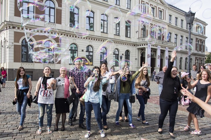 Pasaules apceļotājs Demians Zens no Argentīnas uz dažām dienām ieradies arī Rīgā, kur paspējis demonstrēt savas burbuļu pūšanas iemaņas Pasaules apceļotājs Demians Zens no Argentīnas uz dažām dienām ieradies arī Rīgā, kur paspējis demonstrēt savas burbuļu pūšanas iemaņas 130678