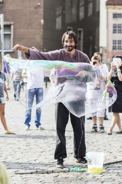 Pasaules apceļotājs Demians Zens no Argentīnas uz dažām dienām ieradies arī Rīgā, kur paspējis demonstrēt savas burbuļu pūšanas iemaņas Pasaules apceļotājs Demians Zens no Argentīnas uz dažām dienām ieradies arī Rīgā, kur paspējis demonstrēt savas burbuļu pūšanas iemaņas 130679