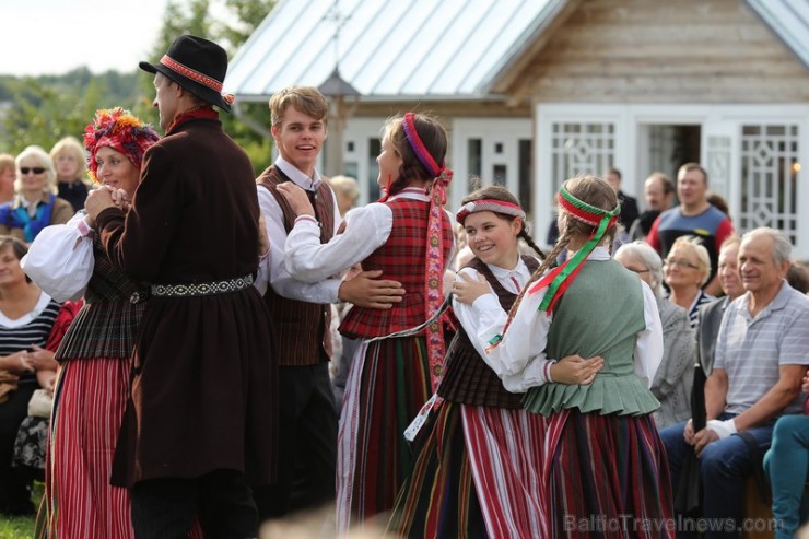 Žaliūkių malūnininko sodyboje įvykusią Žolinės šventę 131192