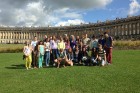 Meridian Group skolēnu grupa apgūst angļu valodu Bātas universitātē