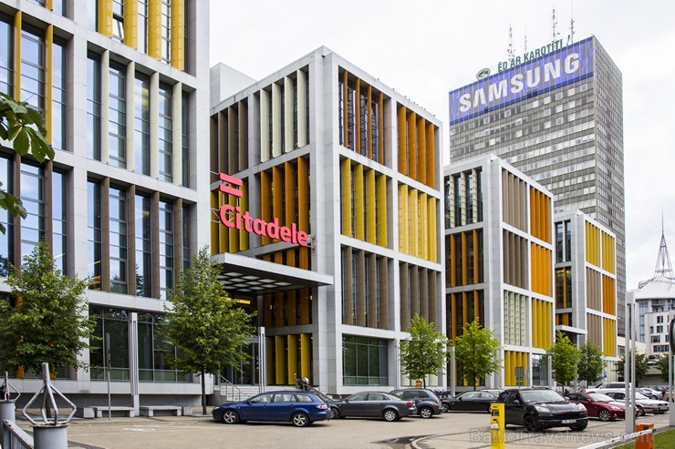 Bankas ēka ir viena no modernākajām biroju celtnēm Baltijā, jo jaunākās tehnoloģijas nodrošina ēkas ekonomisku, videi un veselībai draudzīgu uzturēšan Bankas ēka ir viena no modernākajām biroju celtnēm Baltijā, jo jaunākās tehnoloģijas nodrošina ēkas ekonomisku, videi un veselībai draudzīgu uzturēšan 131539