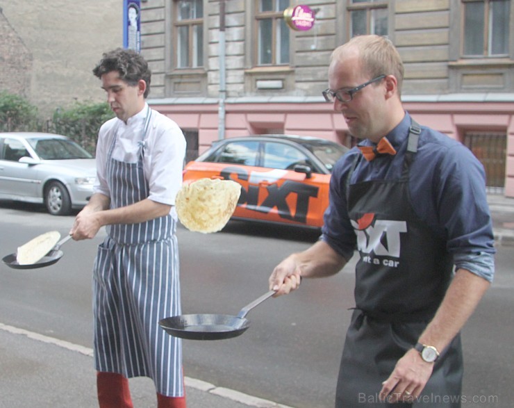 Restorāna «Sirmais & Dreibants» šefpavārs Mārtiņš Sirmais sacenšas ar autonomas «Sixt» vadītāju Baltijas valstīs Arni Jaudzemu (www.sixt.lv/velo) Restorāna «Sirmais & Dreibants» šefpavārs Mārtiņš Sirmais sacenšas ar autonomas «Sixt» vadītāju Baltijas valstīs Arni Jaudzemu (www.sixt.lv/velo) 131563