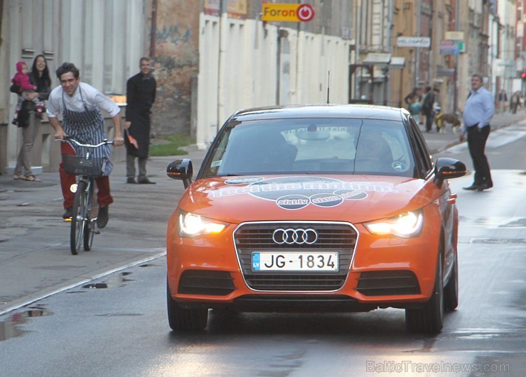 Restorāna «Sirmais & Dreibants» šefpavārs Mārtiņš Sirmais sacenšas ar autonomas «Sixt» vadītāju Baltijas valstīs Arni Jaudzemu (www.sixt.lv/velo) Restorāna «Sirmais & Dreibants» šefpavārs Mārtiņš Sirmais sacenšas ar autonomas «Sixt» vadītāju Baltijas valstīs Arni Jaudzemu (www.sixt.lv/velo) 131568