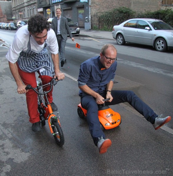 Restorāna «Sirmais & Dreibants» šefpavārs Mārtiņš Sirmais sacenšas ar autonomas «Sixt» vadītāju Baltijas valstīs Arni Jaudzemu (www.sixt.lv/velo) Restorāna «Sirmais & Dreibants» šefpavārs Mārtiņš Sirmais sacenšas ar autonomas «Sixt» vadītāju Baltijas valstīs Arni Jaudzemu (www.sixt.lv/velo) 131571