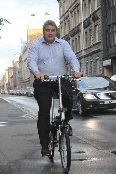 Starptautiskās automomas «Sixt Latvija» vadītājs Jānis Putniņš izmēģina saliekamo velosipēdu «Tern Link C7», ko piedāvā Hawaii Express Starptautiskās automomas «Sixt Latvija» vadītājs Jānis Putniņš izmēģina saliekamo velosipēdu «Tern Link C7», ko piedāvā Hawaii Express 131574