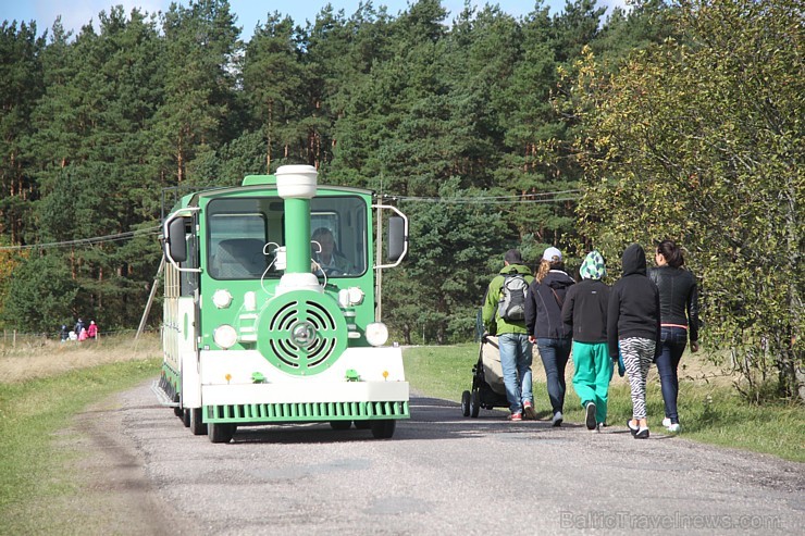 Līdz «Lotes zemei» no autostāvvietas ir jāiet kājām 800 metri vai aŗī drīkst braukt ar vilcieniņu par 1 eiro no personas Līdz «Lotes zemei» no autostāvvietas ir jāiet kājām 800 metri vai aŗī drīkst braukt ar vilcieniņu par 1 eiro no personas 131729