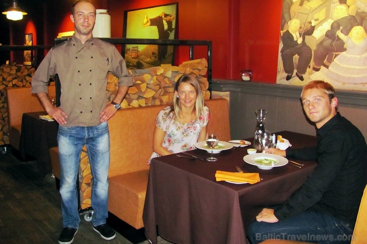 Talantīgais džeza dziedātājs Daumants Kalniņš kopā ar šarmanto dejotāju Ievu Kemleri Gastronomijas festivālu atklāja restorānā Čarlstons. Vairāk info Talantīgais džeza dziedātājs Daumants Kalniņš kopā ar šarmanto dejotāju Ievu Kemleri Gastronomijas festivālu atklāja restorānā Čarlstons. Vairāk info 132853