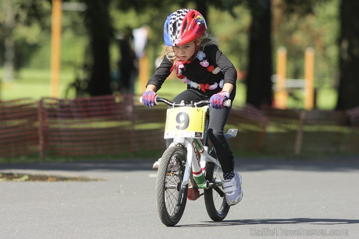 Velorollings ir ziemas skijoringam radniecīgs sporta veids, kas apvieno riteņbraukšanas, skriteļošanas un skeitošanas elementus Velorollings ir ziemas skijoringam radniecīgs sporta veids, kas apvieno riteņbraukšanas, skriteļošanas un skeitošanas elementus 132922