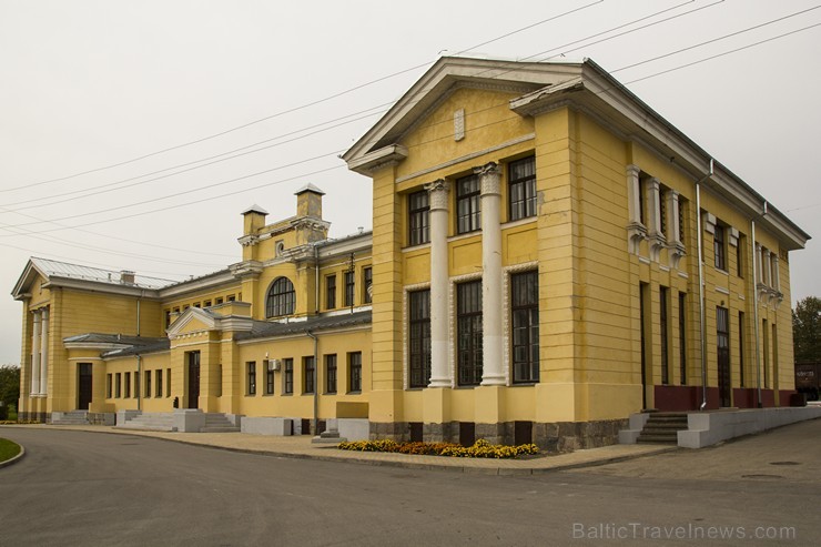 Pie 1926. gadā celtās Gulbenes dzelzceļa stacijas pasažieru ēkas sākas šaursliežu dzelzceļa maršruts Gulbene - Alūksne Pie 1926. gadā celtās Gulbenes dzelzceļa stacijas pasažieru ēkas sākas šaursliežu dzelzceļa maršruts Gulbene - Alūksne 135572