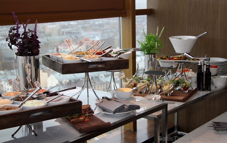 Rīgas viesnīcas «Radisson Blu Hotel Latvija» 26.stāva bārā «Skyline bar» svētdienās no pulksten 11.30 līdz 15.00 notiek brančs jeb vēlās brokastis. Va Rīgas viesnīcas «Radisson Blu Hotel Latvija» 26.stāva bārā «Skyline bar» svētdienās no pulksten 11.30 līdz 15.00 notiek brančs jeb vēlās brokastis. Va 136457