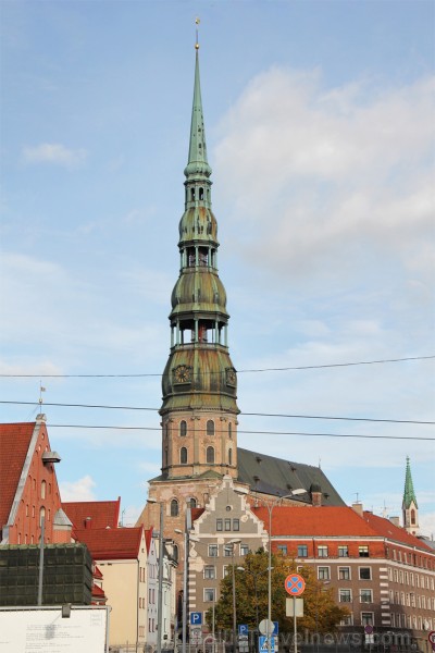 Rīgas Svētā Pētera baznīca ir viena no vecākajām un vērtīgākajām viduslaiku arhitektūras celtnēm Baltijā. Tā atrodas Rīgas vēsturiskajā centrā, kas 19 Rīgas Svētā Pētera baznīca ir viena no vecākajām un vērtīgākajām viduslaiku arhitektūras celtnēm Baltijā. Tā atrodas Rīgas vēsturiskajā centrā, kas 19 137207