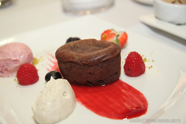 Vecrīgas zivju restorāns «Le Dome» prezentē jauno ēdienkarti piedāvājumu - Deserti – «Valrhona» šokolādes fondāns ar tonkas pupu krēmu un pašgatavotu  137545
