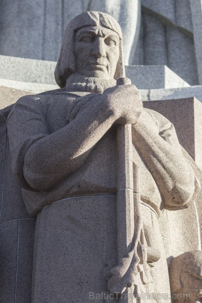Brīvības piemineklis ideju par neatkarību izsaka arhitektūras valodā – vērienīgās skulptūras izkārtotas vairākos līmeņos, atgādinot par Latvijai nozīm Brīvības piemineklis ideju par neatkarību izsaka arhitektūras valodā – vērienīgās skulptūras izkārtotas vairākos līmeņos, atgādinot par Latvijai nozīm 138098