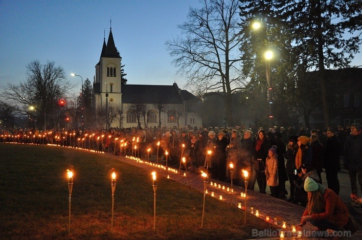18.novembra vakara pusē, rēzeknieši pulcējās uz svētku pasākumu 18.novembra vakara pusē, rēzeknieši pulcējās uz svētku pasākumu
