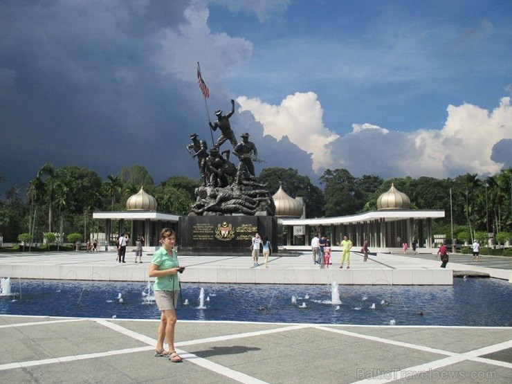 Neatkarības monuments Kuala Lumpurā atklāj patiesi varonīgo neatkarības cīņu traģēdiju, kuru mums dramatizēja negaisu vēstošas debesis Neatkarības monuments Kuala Lumpurā atklāj patiesi varonīgo neatkarības cīņu traģēdiju, kuru mums dramatizēja negaisu vēstošas debesis 138798