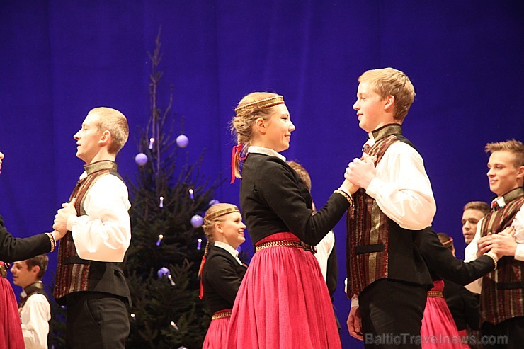 Ogres bērnu un jauniešu deju kolektīvs «Pīlādzītis» 20.12.2014 izdejo Ziemassvētku programmu. Vairāk informācijas par Ogri - www.LatvijasCentrs.lv Ogres bērnu un jauniešu deju kolektīvs «Pīlādzītis» 20.12.2014 izdejo Ziemassvētku programmu. Vairāk informācijas par Ogri - www.LatvijasCentrs.lv 140178