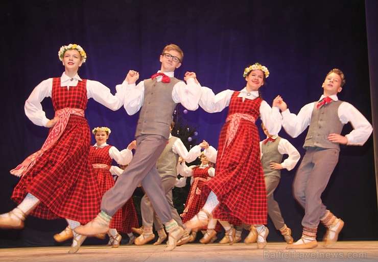 Ogres bērnu un jauniešu deju kolektīvs «Pīlādzītis» 20.12.2014 izdejo Ziemassvētku programmu. Vairāk informācijas par Ogri - www.LatvijasCentrs.lv Ogres bērnu un jauniešu deju kolektīvs «Pīlādzītis» 20.12.2014 izdejo Ziemassvētku programmu. Vairāk informācijas par Ogri - www.LatvijasCentrs.lv 140180